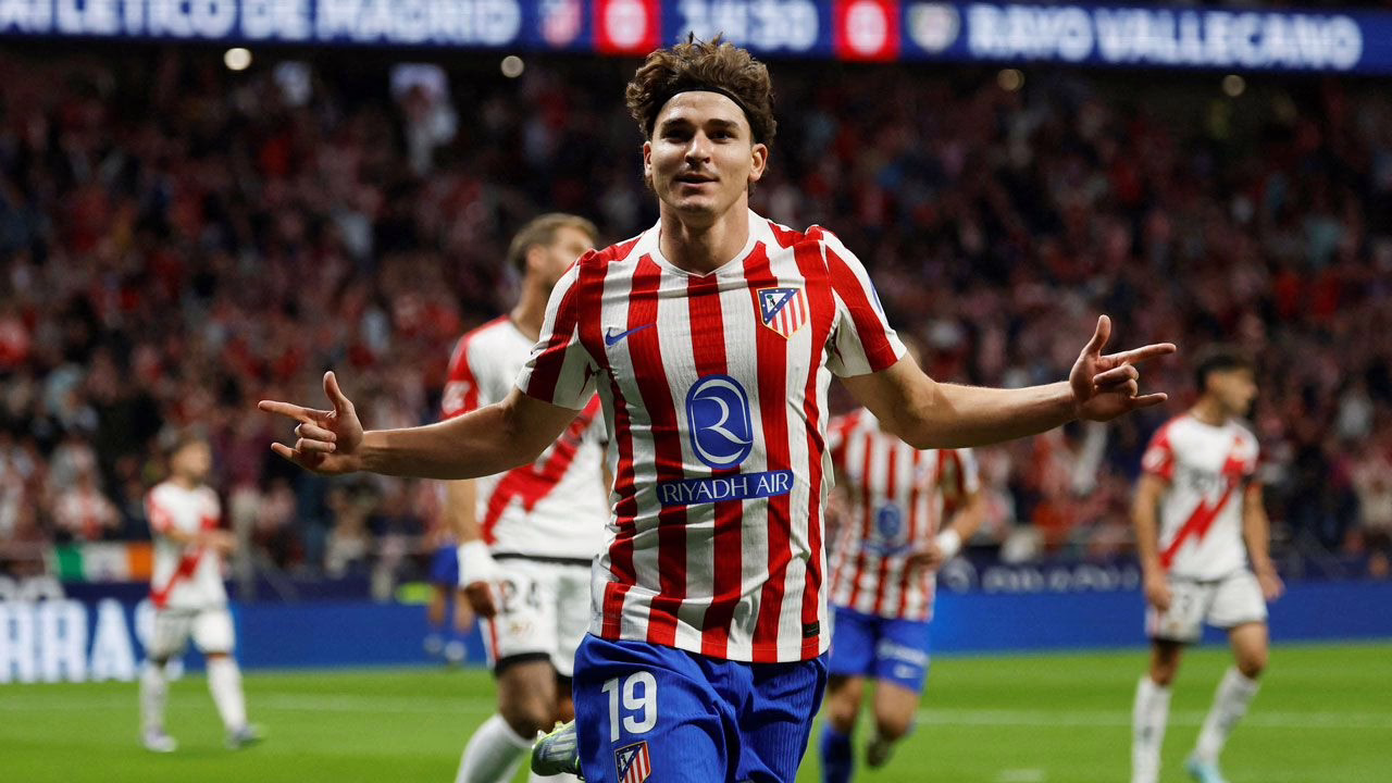 Julián Álvarez salvó al Atlético, que se prepara para el derbi de La Liga con responsabilidades.
