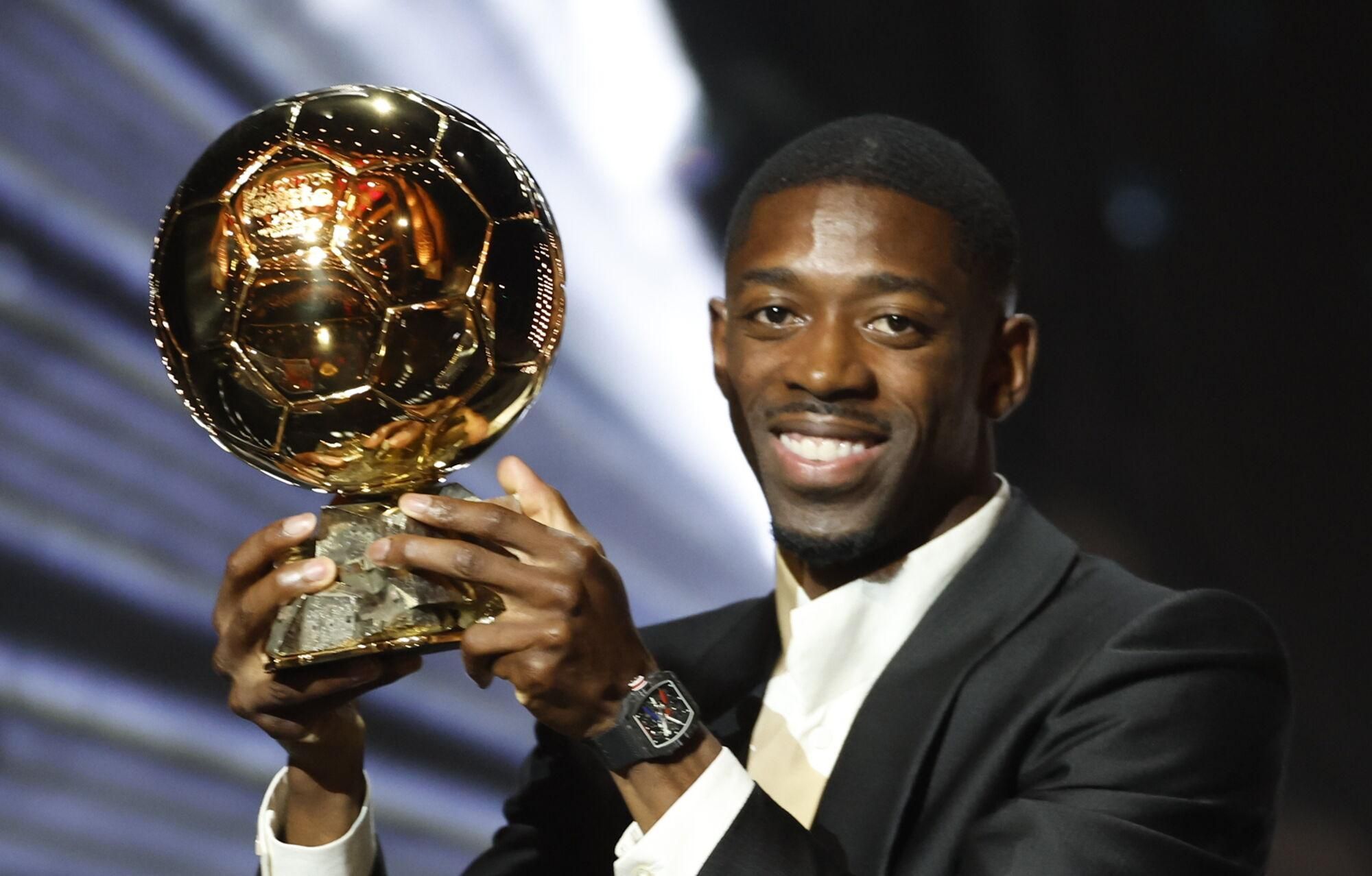 PARIS (Francia), 22/09/2025.- Ousmane Dembélé del Paris Saint-Germain acepta el trofeo del Balón de Oro masculino durante la ceremonia del Balón de Oro 2025 en el Teatro du Chatelet en París, Francia. (Francia) EFE/EPA/Mohammed Badra