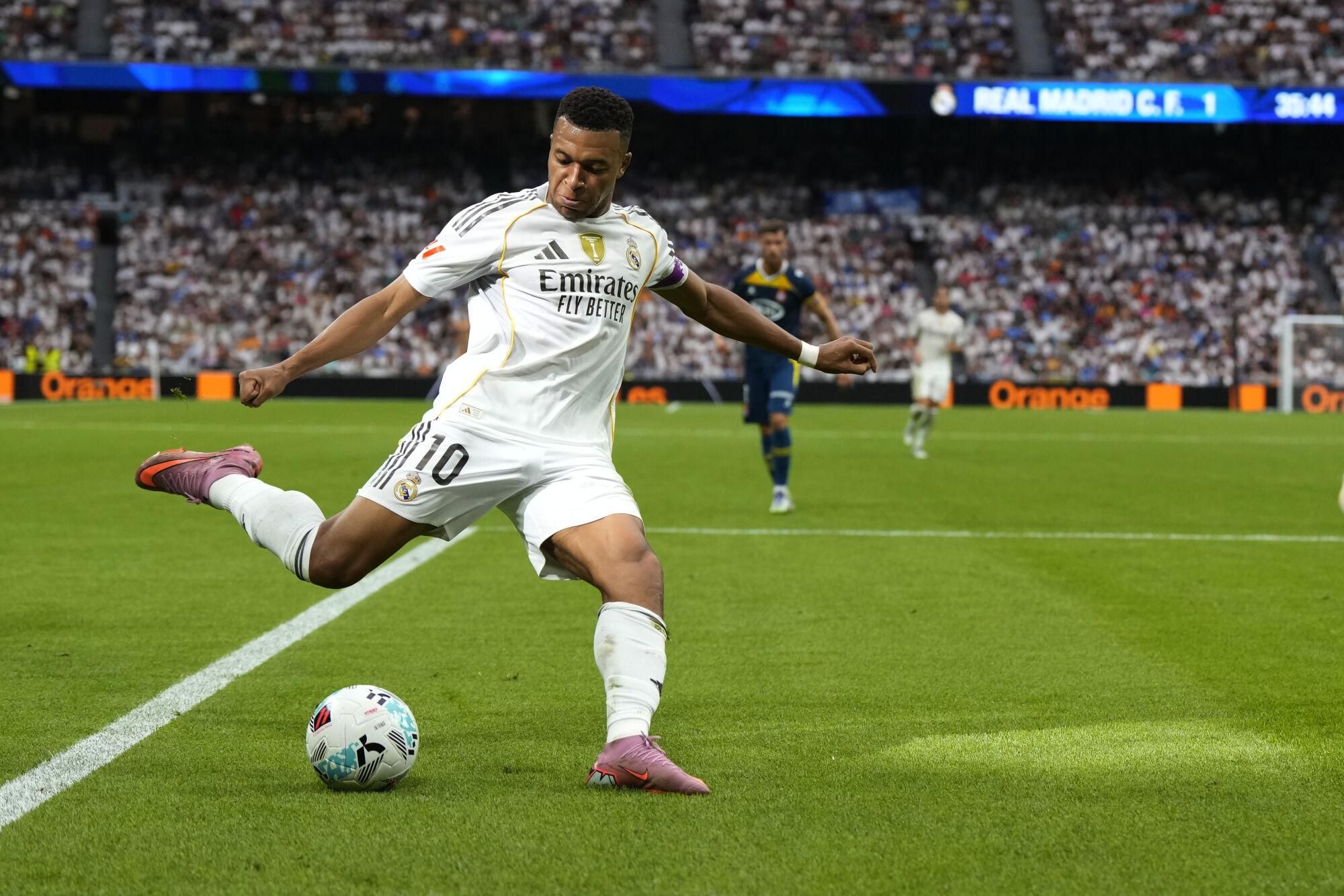 Kylian Mbappe de Real Madrid pasa el balón durante el partido de La Liga española entre Real Madrid y Espanyol en el estadio Santiago Bernabeu en Madrid, España, sábado, 20 de septiembre de 2025. (Foto AP/Manu Fernandez)