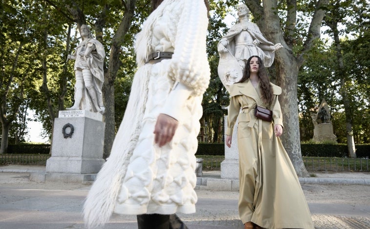 Imagen principal - El desfile inaugural de Madrid es Moda tendrá lugar en la Plaza de Oriente de la capital