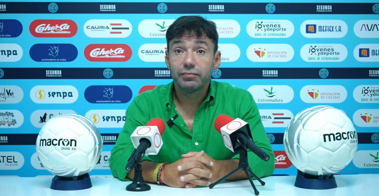 Rai Rosa, técnico del Coria: "Debemos ajustarnos al terreno de juego artificial"