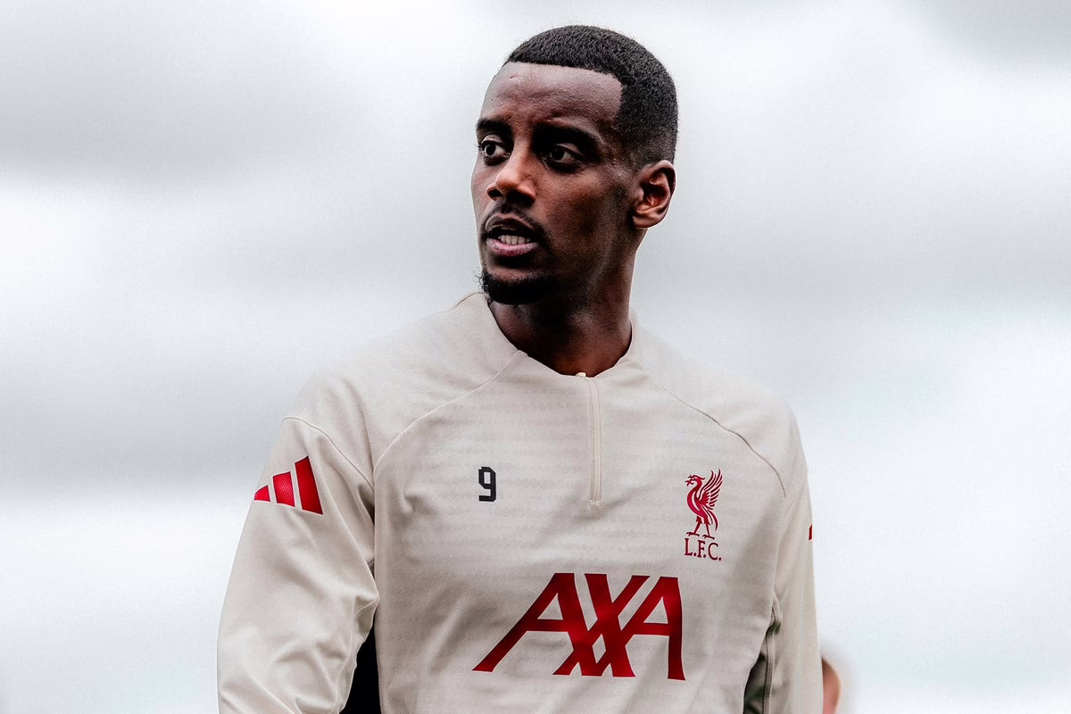 Arne Slot confirma la inclusión de Alexander Isak para el enfrentamiento contra el Atlético de Madrid en el debut del Liverpool.