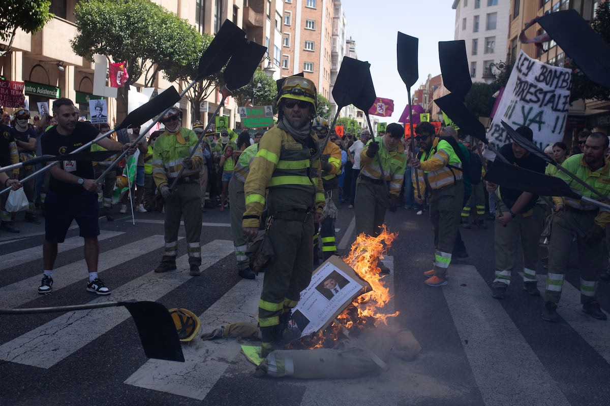 Cerca de 2.000 personas exigen la renuncia de Mañueco en León tras la crisis provocada por los incendios | España