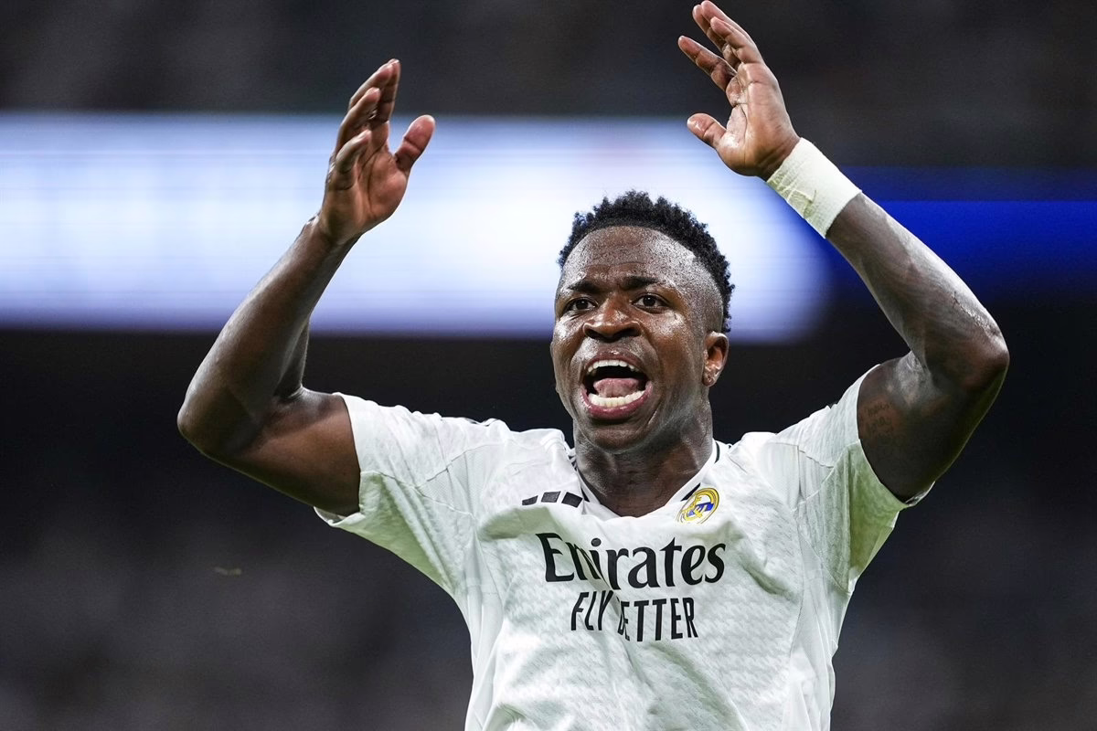 El Real Madrid arrasa al Levante fuera de casa con una destacada actuación de Vinícius.