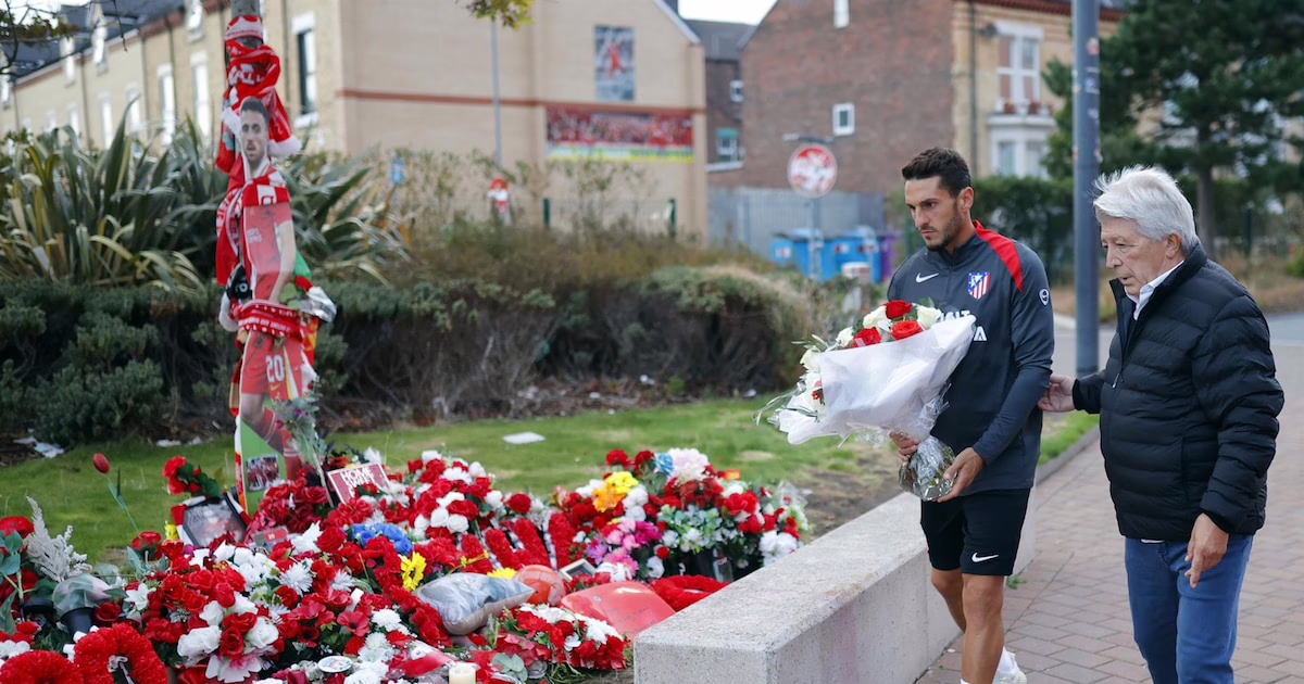 El Atlético de Madrid rinde tributo a Diogo Jota en Anfield.
