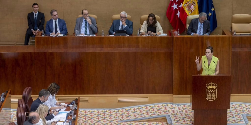 Ayuso califica de «engañosa» la iniciativa de Vox para vetar el uso del velo islámico en espacios públicos.