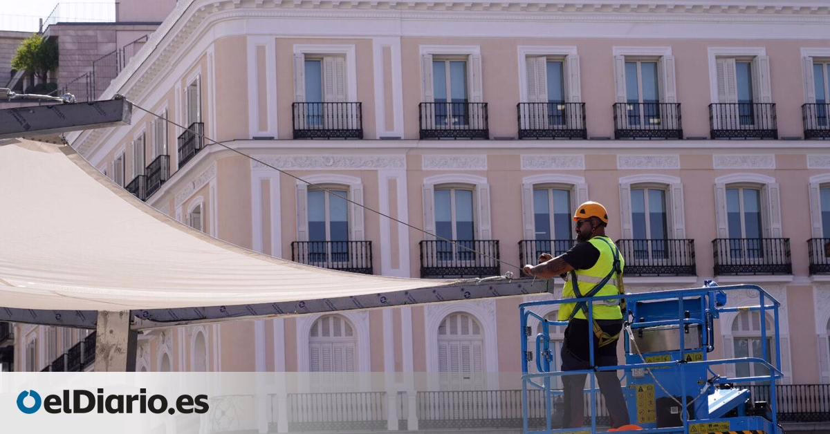 El Ayuntamiento de Madrid invertirá medio millón de euros más en la supervisión y desmontaje de los toldos de la Puerta del Sol.
