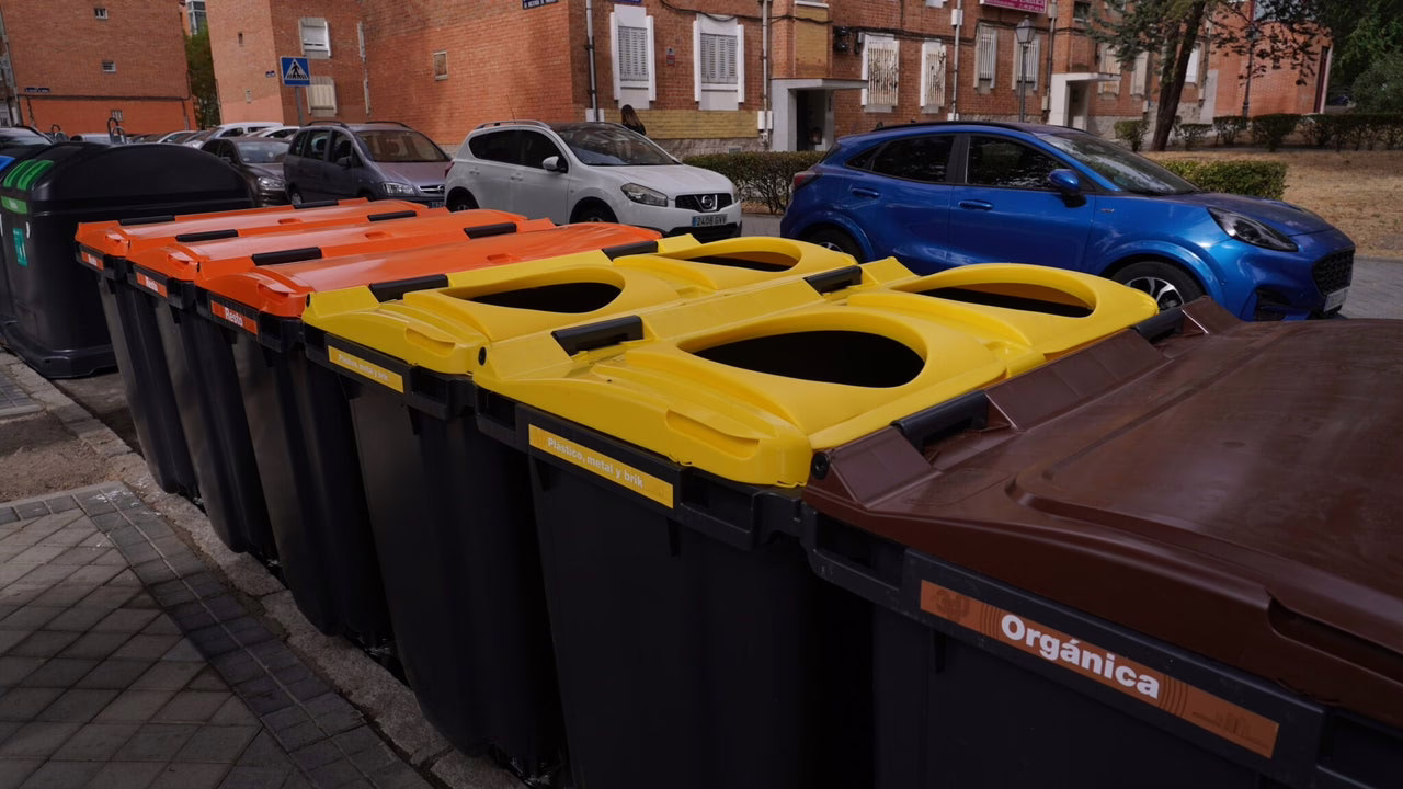 Madrid extiende en Usera el proyecto piloto que reemplaza los cubos de basura de los hogares por contenedores grandes.