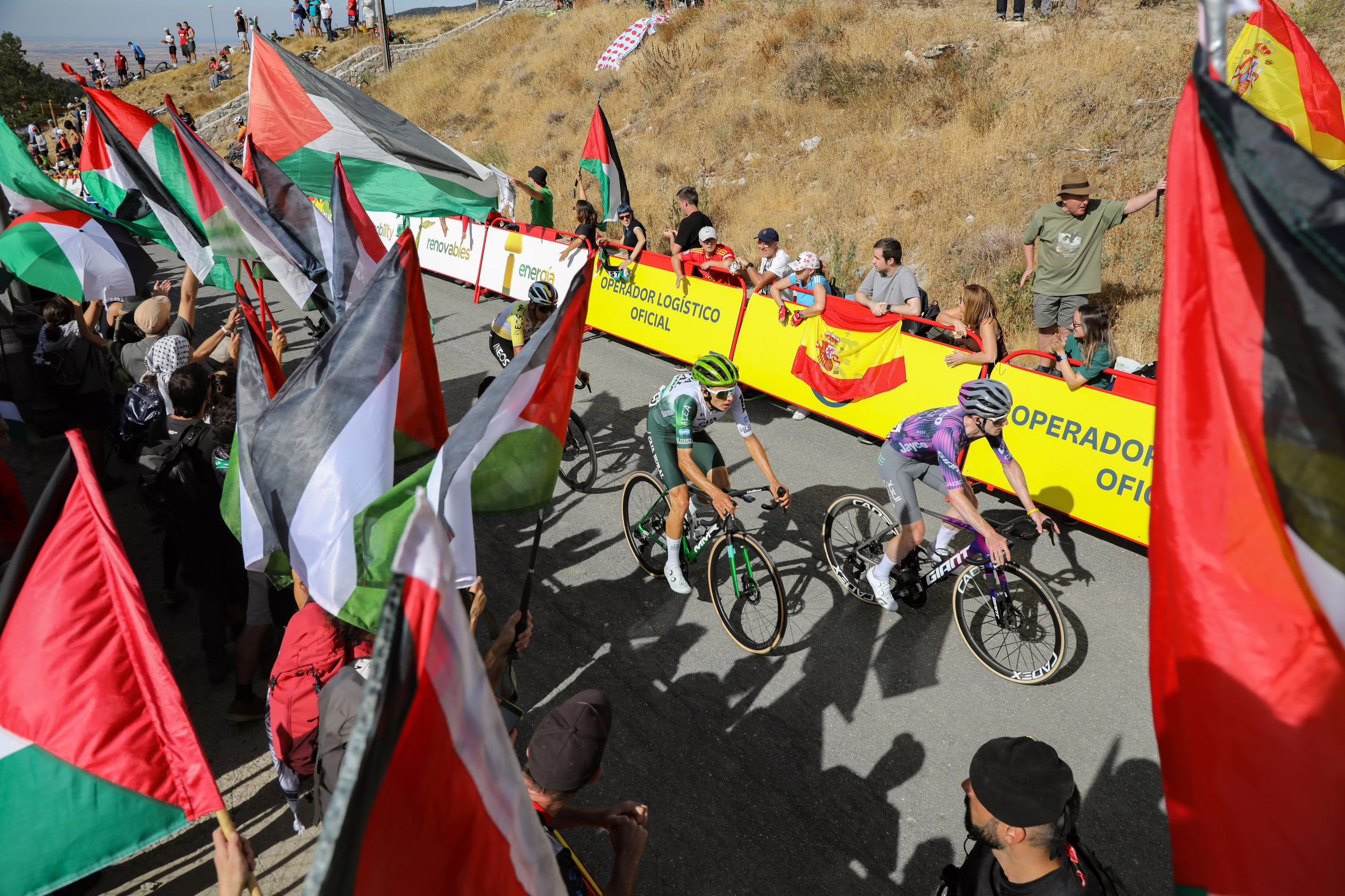 La vicealcaldesa de Madrid solicita medidas para controlar la violencia durante la Vuelta Ciclista a España.