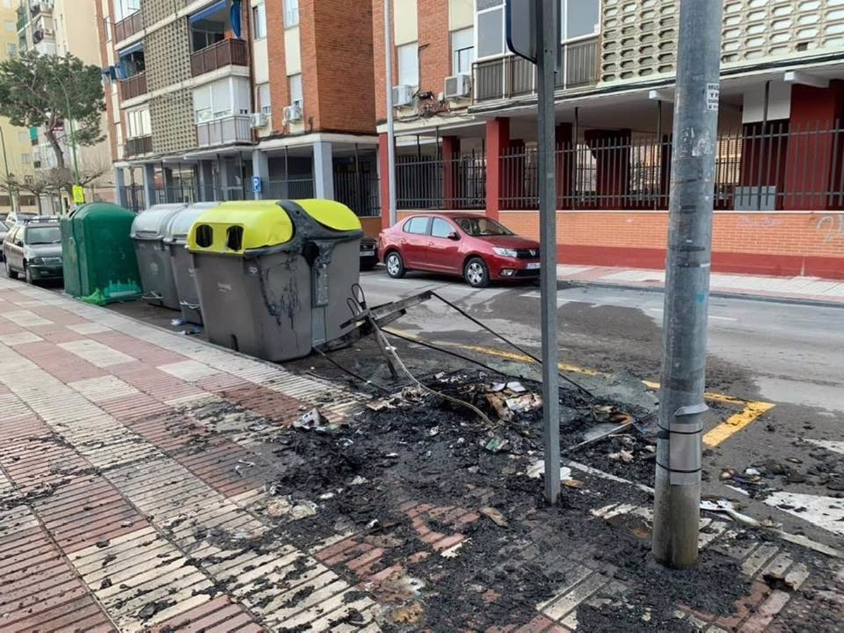 Incendian múltiples contenedores y vehículos esta madrugada en Carabanchel.