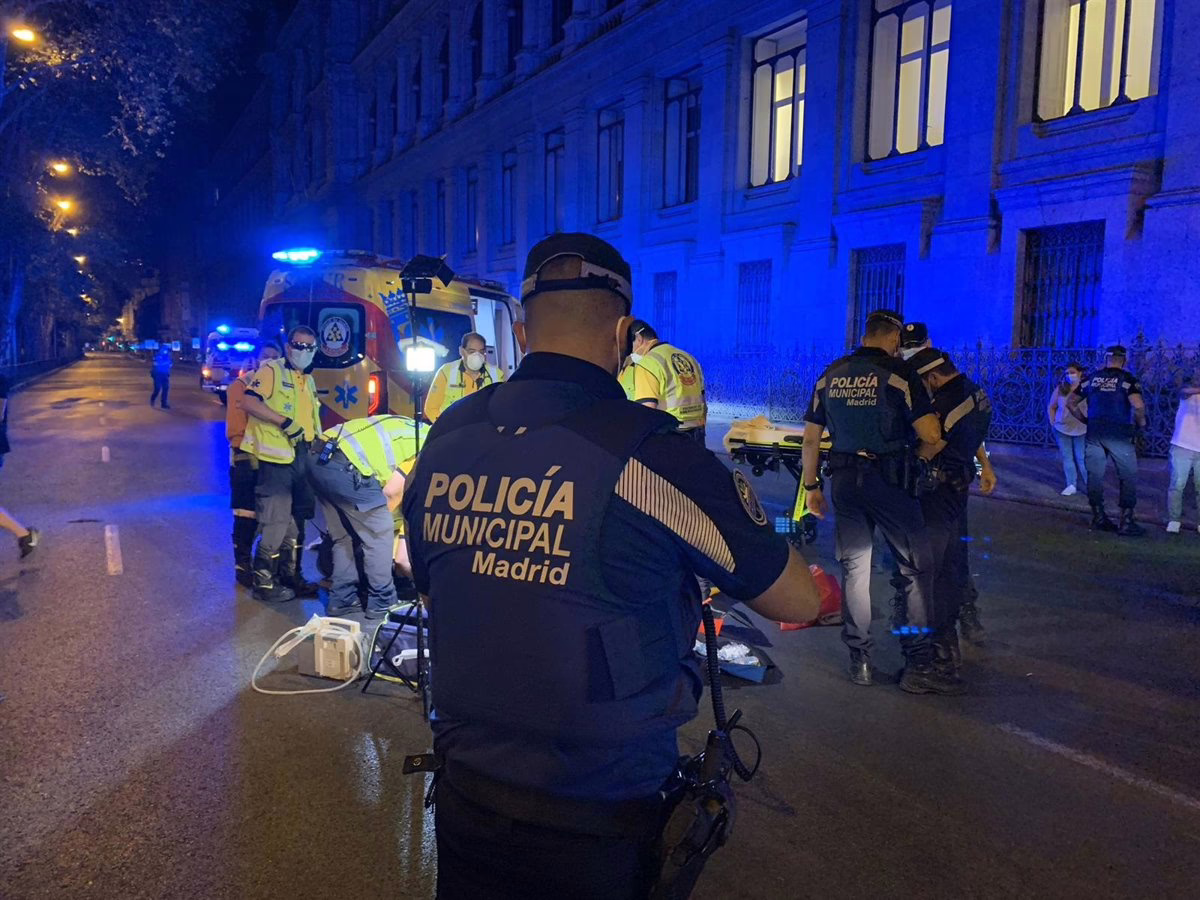 Joven gravemente herido tras ser atropellado por un coche en Madrid, cuyo conductor se ha dado a la fuga.