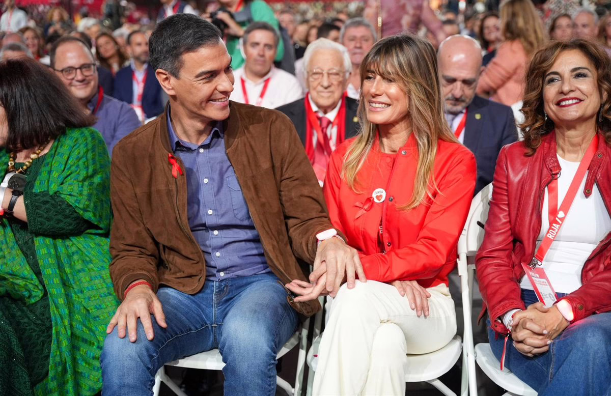 Sánchez y Begoña Gómez asisten al estreno de la nueva película de Amenábar en los cines Callao de Madrid.