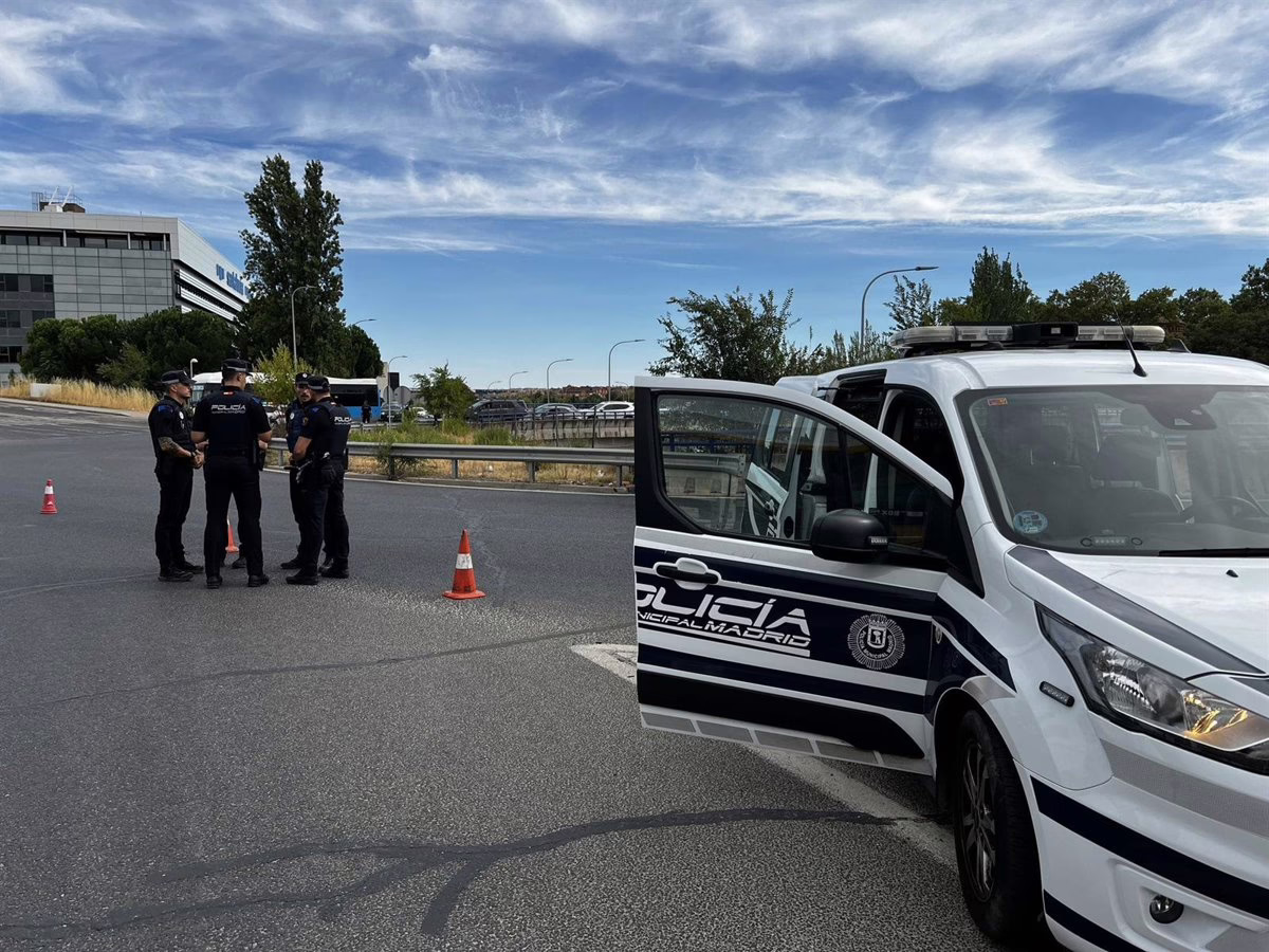 Fallece un motociclista tras ser atropellado por un camión en la salida de una rotonda en Hortaleza.