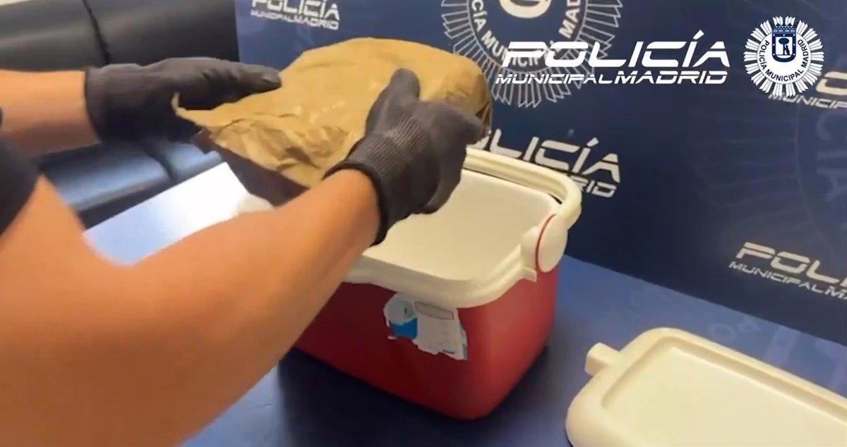 Arrestan a una persona por transportar un kilo de cocaína en una nevera de playa en el distrito de Latina.