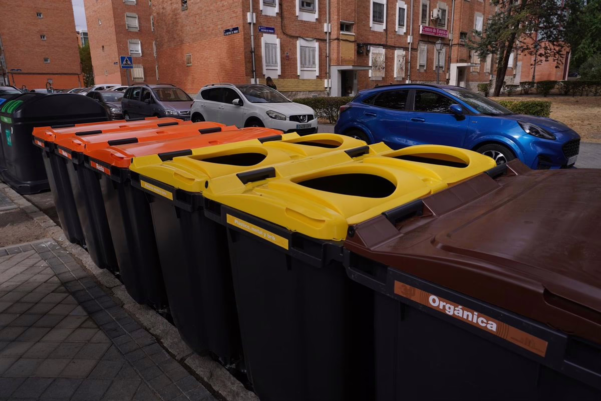 El Ayuntamiento extenderá en Usera su proyecto piloto para reemplazar los cubos de basura domésticos por contenedores de gran tamaño.