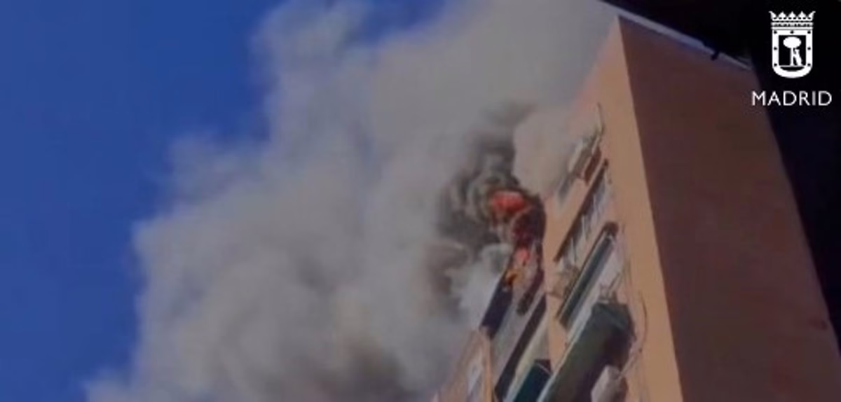 Un fuego en una casa de Moncloa-Aravaca provoca quemaduras leves en una mujer y le causa una crisis de ansiedad.