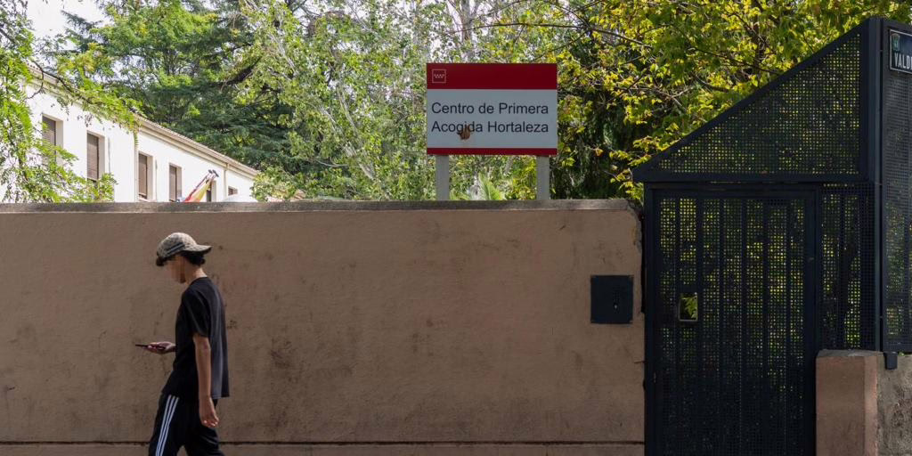 Dos individuos encapuchados atacan a jóvenes inmigrantes en el centro de Hortaleza tras la agresión sexual a una menor en Madrid.