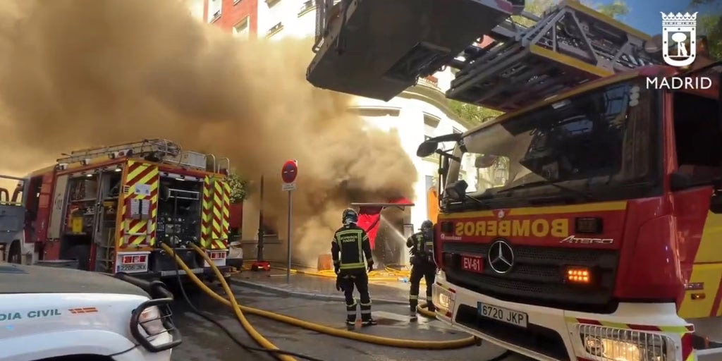 Dos bomberos en condición crítica tras un fuerte incendio en un restaurante de Chamberí.