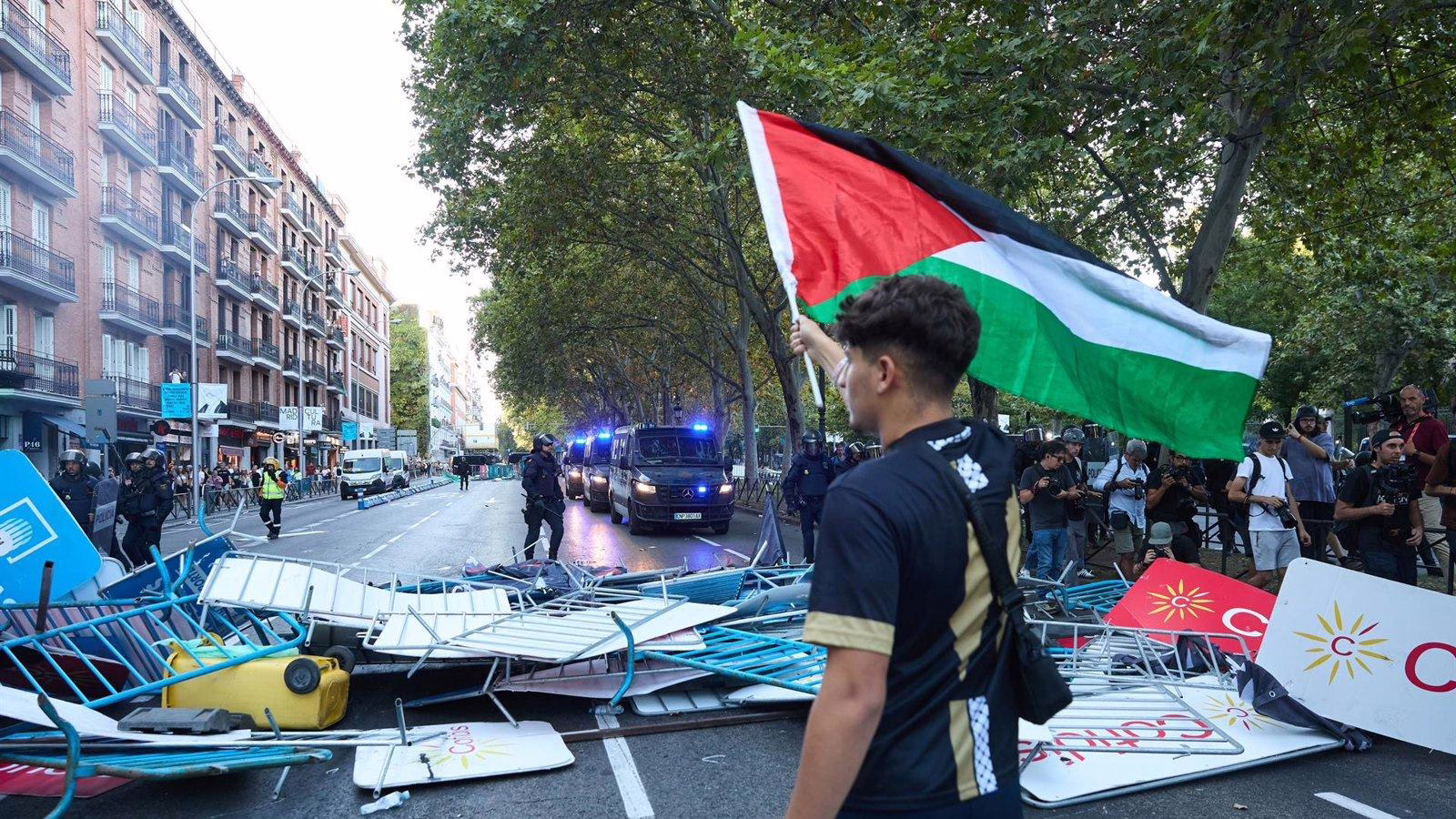Madrid evalúa solicitar indemnización tras la anulación de La Vuelta por manifestaciones.