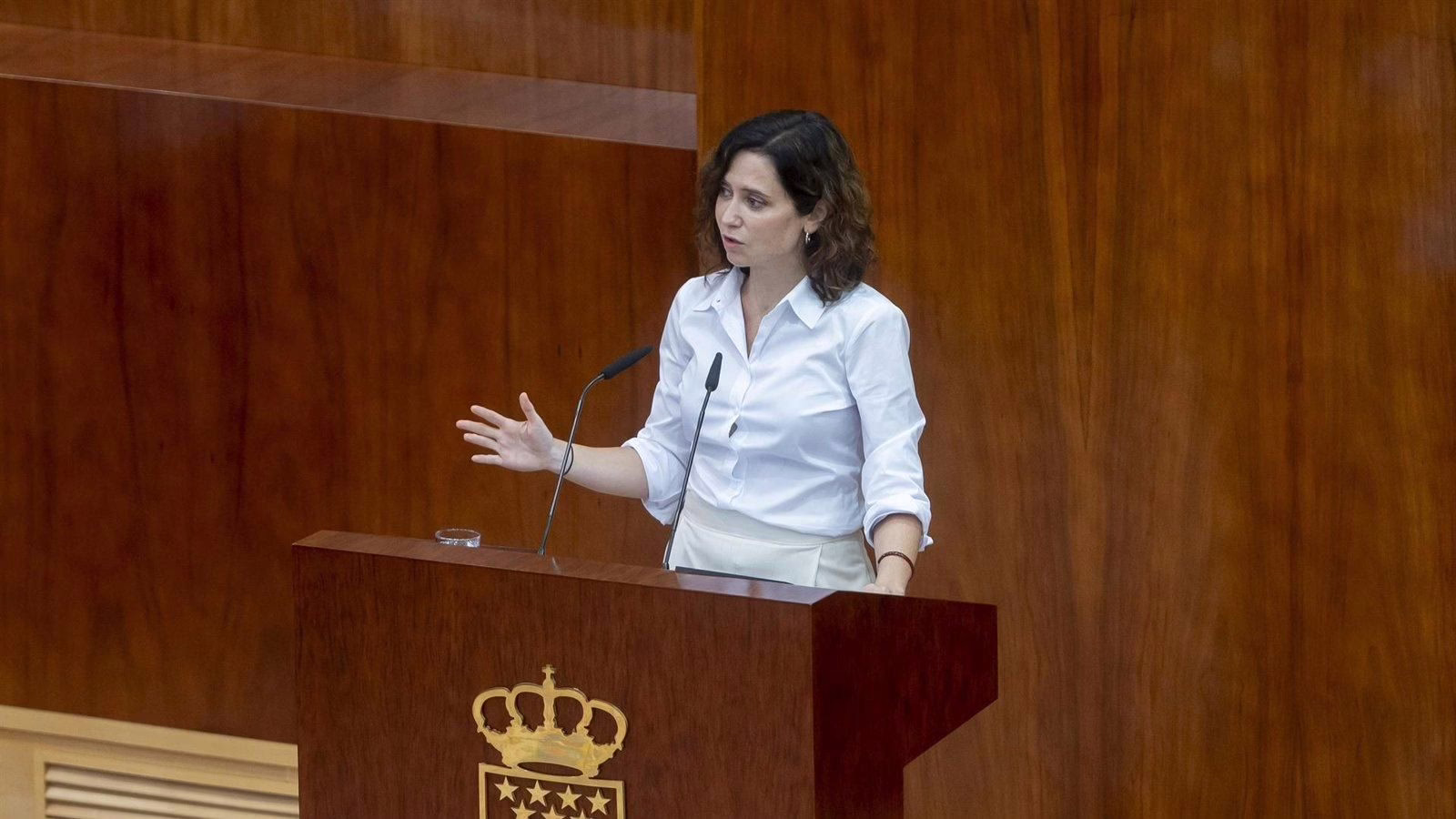 Ayuso Mantiene Encuentro con Grupos Parlamentarios en un Ambiente de Gran Tensión Política.