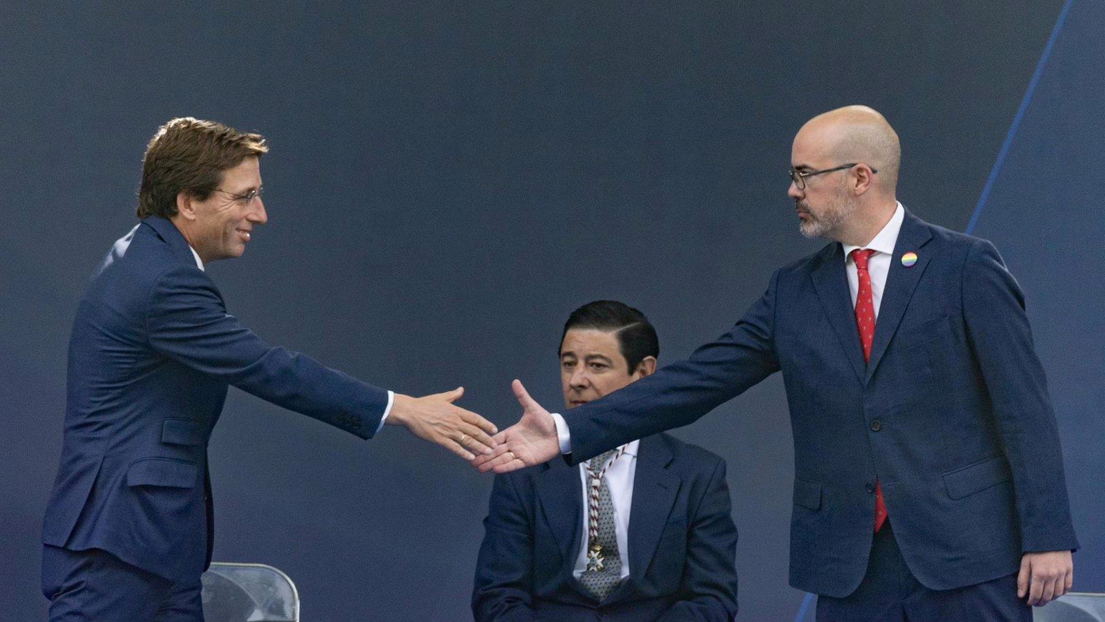 El representante critica a Almeida por no incluirlo en el Pleno de la Ciudad de Madrid.
