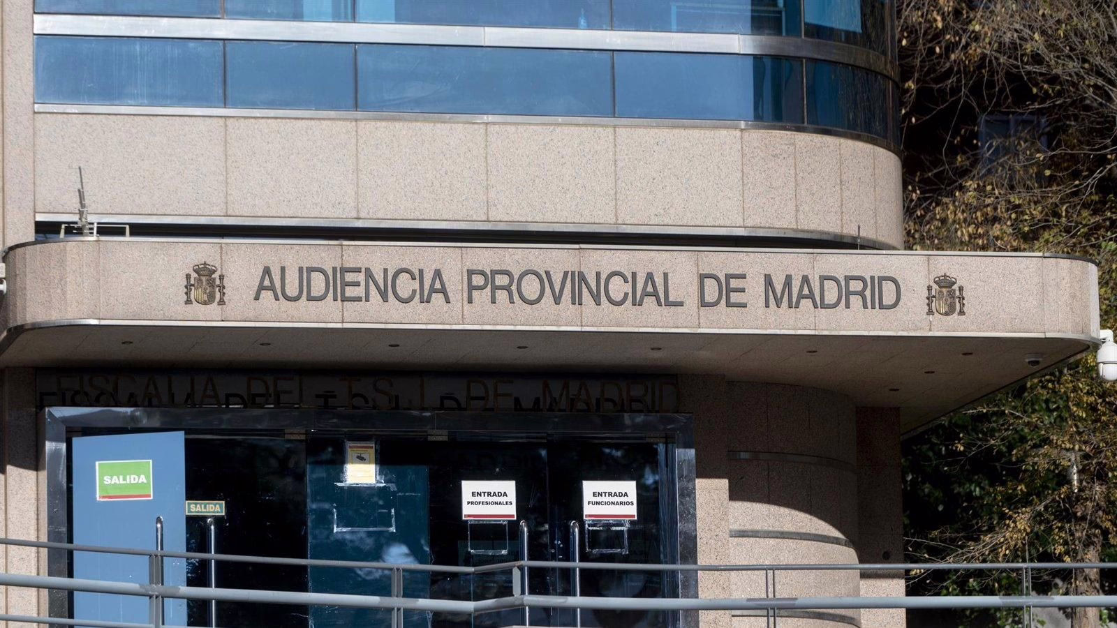 Acusado de homicidio con crueldad tras el hallazgo de un joven en un sofá.