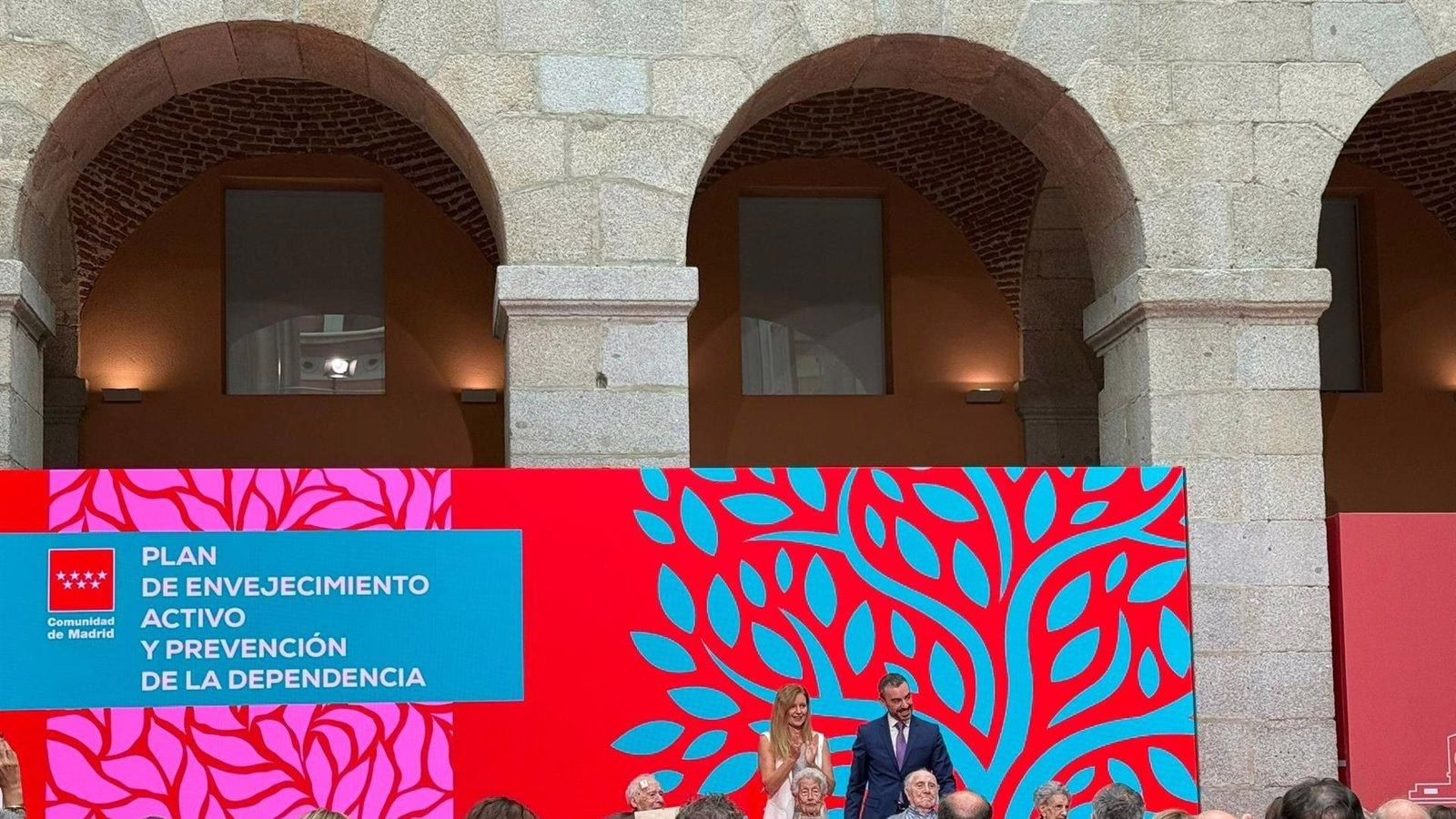 Madrid presenta el Carnet Senior para personas mayores de 60 años, ofreciendo nuevas actividades y servicios.