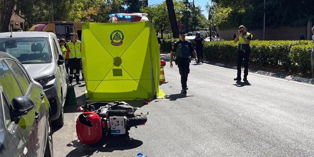 Fallece un motociclista de 30 años en Arturo Soria al perder el control y colisionar con dos autos.