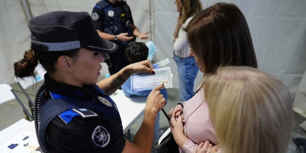 "Pulseras de vigilancia" para evitar que pongan drogas en las bebidas en las fiestas de Madrid: «Nos da seguridad»