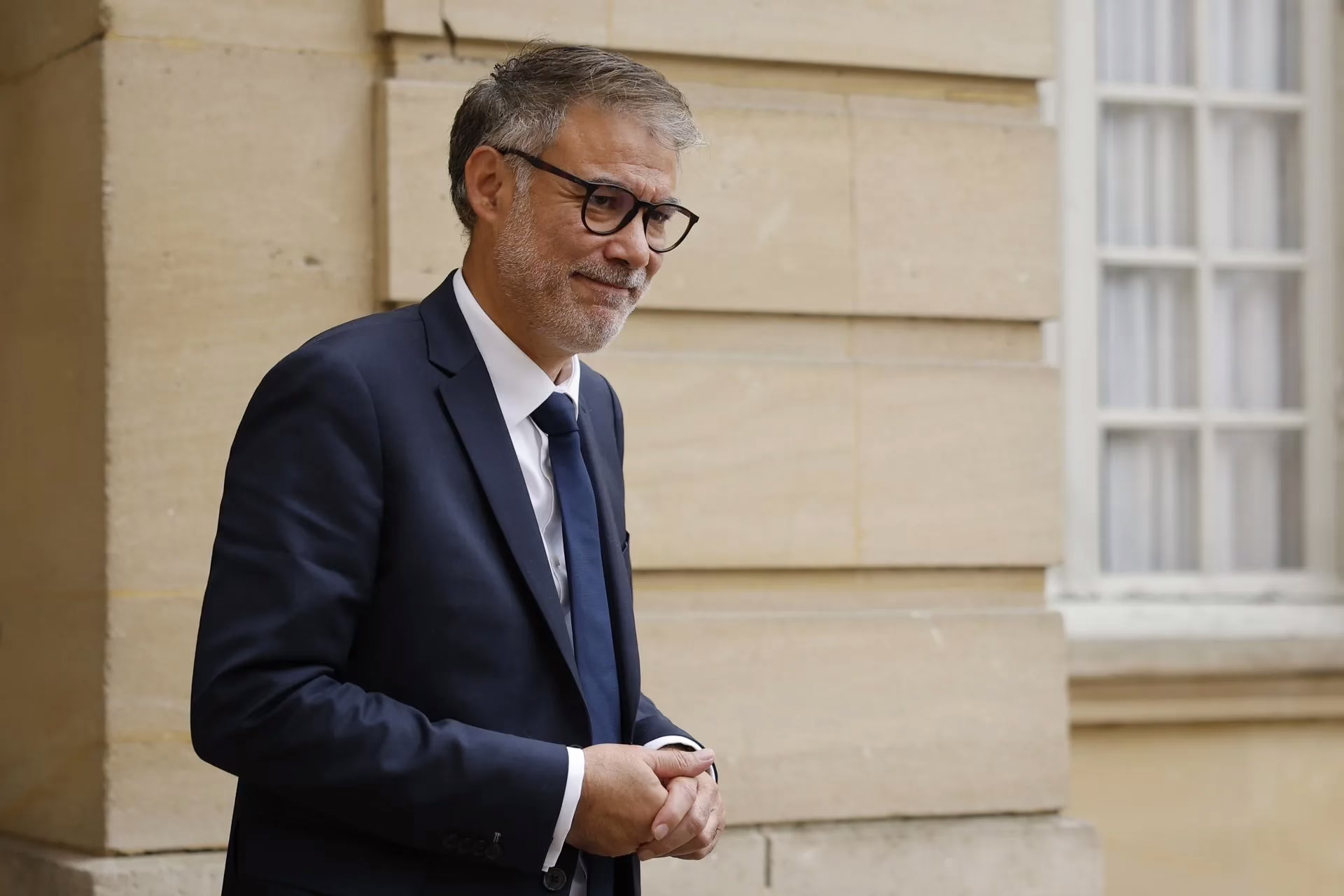 La extrema derecha y los socialistas se postulan para el Gobierno tras el desplome de Bayrou.