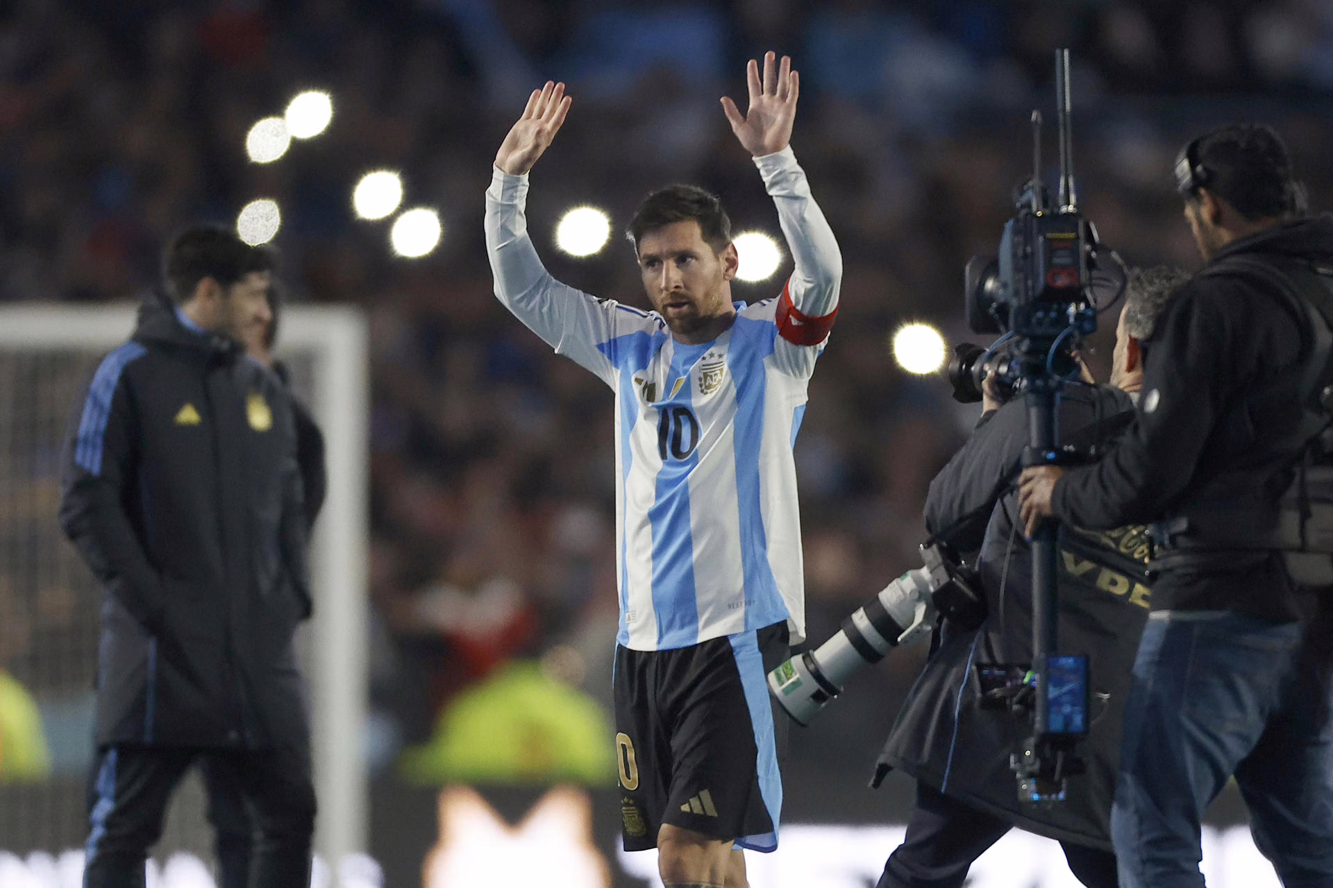 3-0. Messi brilla con dos goles en su último partido oficial en Argentina, dominando a Venezuela.