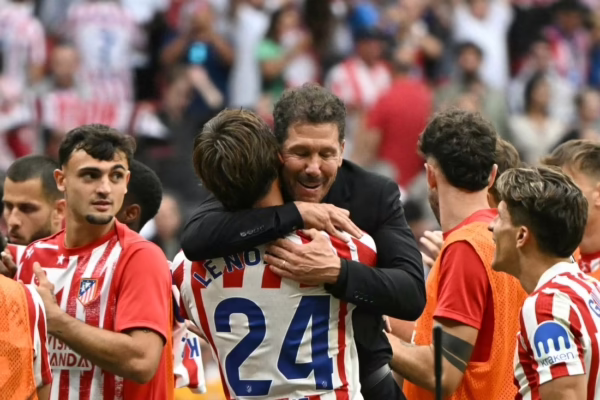 El Atlético de Madrid arrolló 5-2 a un débil Real Madrid, que mantiene el liderazgo a pesar de la caída.