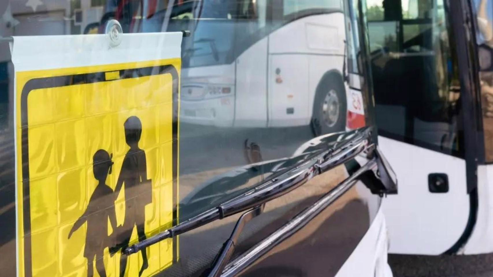 La CNMC indaga sobre posibles fraudes en la distribución de contratos de transporte escolar en Castilla-La Mancha.