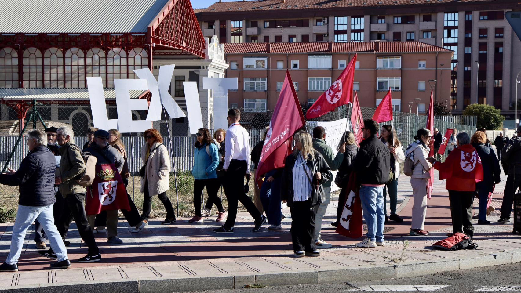 Manifestaciones por el soterramiento en San Andrés, la conexión del Feve y el Lexit dan la bienvenida a Sánchez a su llegada a León.