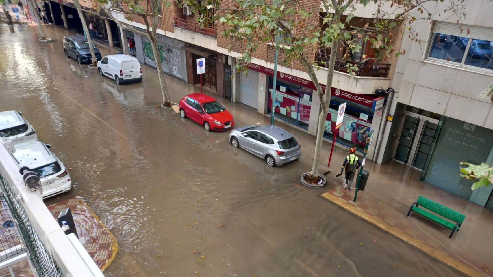 Una explosión provoca inundaciones en la calle Alarcos.