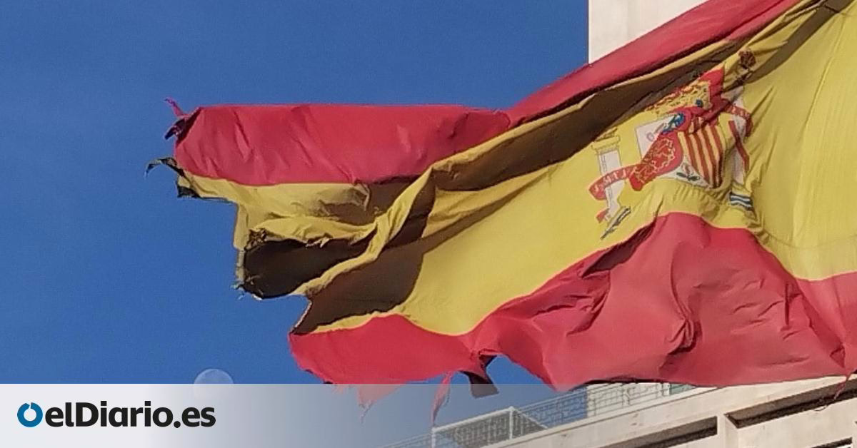 La enorme bandera que marcó el apogeo del nacionalismo de Almeida se descompone en trozos en Plaza de España.