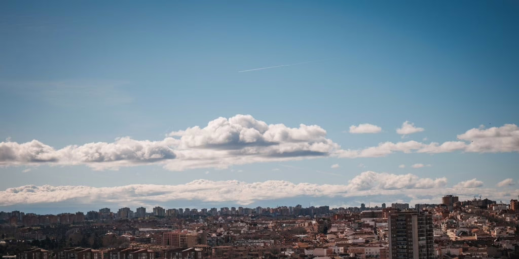 La plaza de Cibeles se transforma en un punto de observación del paisaje de Madrid, revelando áreas de la ciudad de difícil acceso.