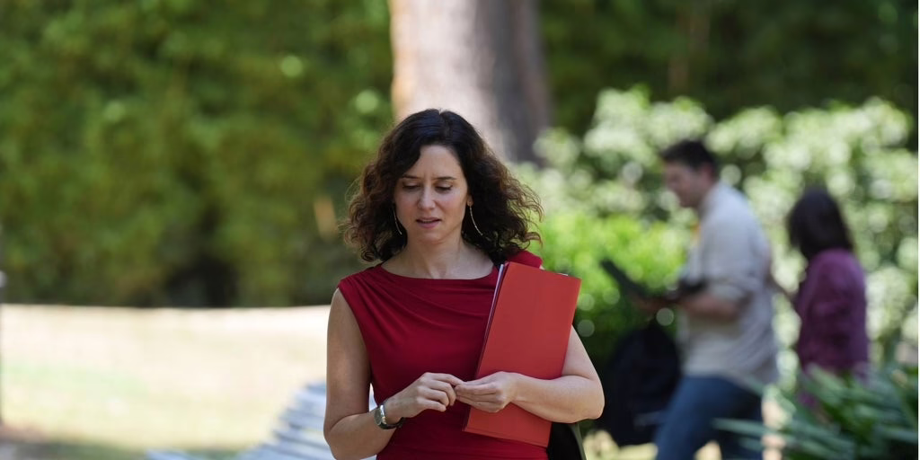 Ayuso incrementará un 17,7% el apoyo a autónomos y ofrecerá tarifa cero para emprendedores mayores de 52 años.