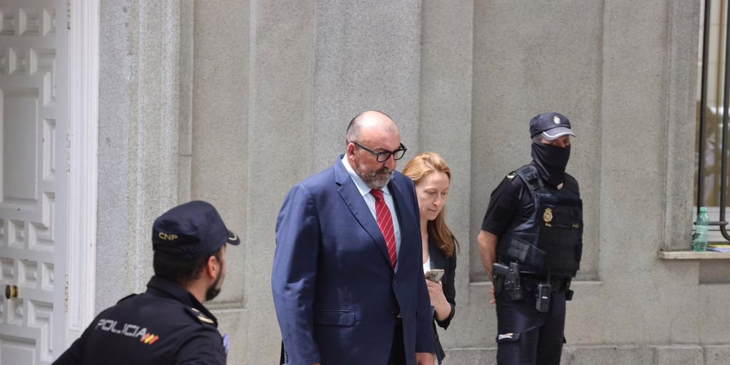Koldo está realizando la transferencia de varios bienes raíces en una notaría de Madrid.