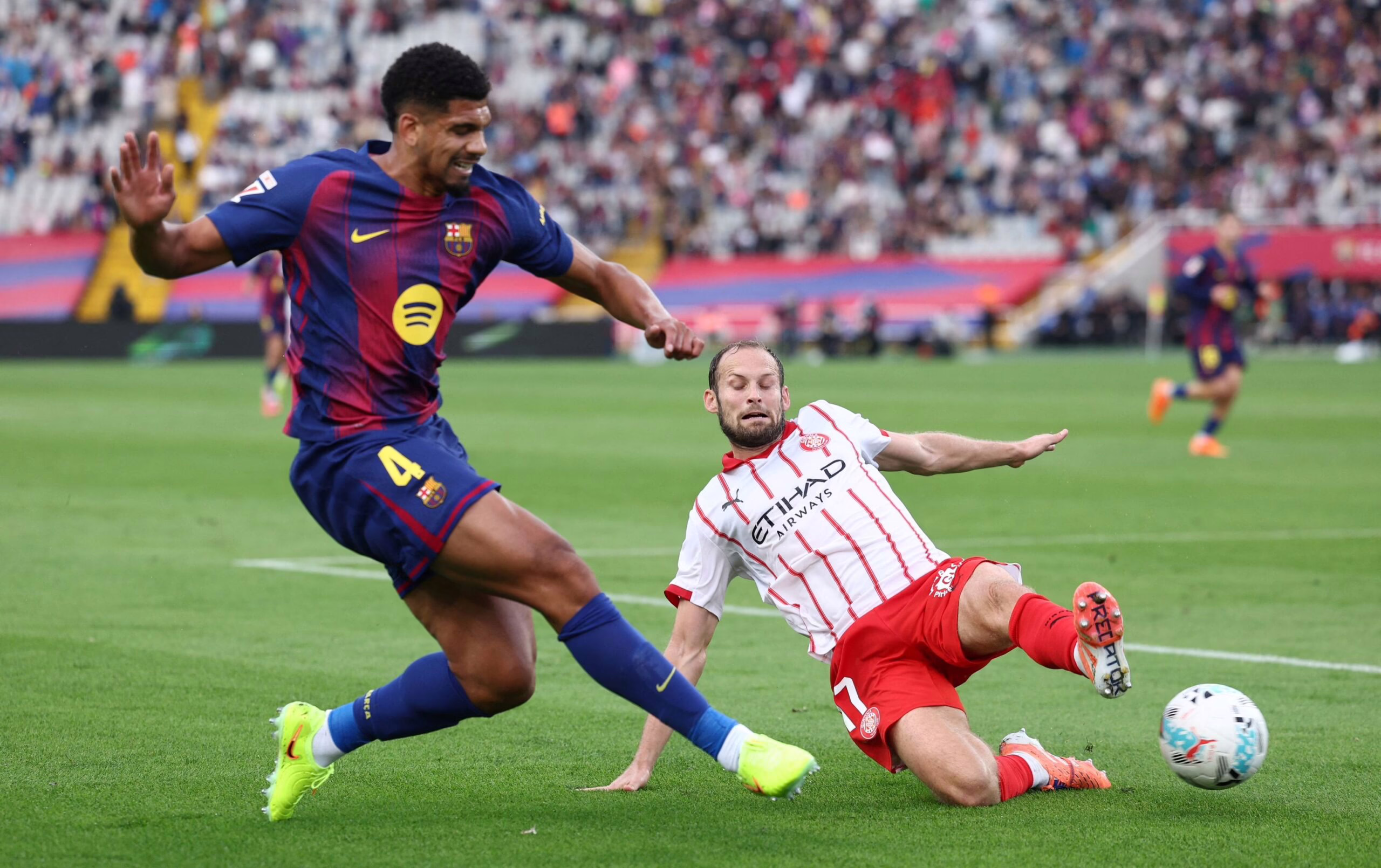 Barcelona se apodera del primer lugar en España tras derrotar a Girona 2-1 en los últimos minutos.