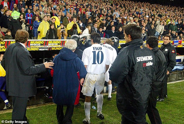 Su segundo regreso en 2002 provocó que el partido se interrumpiera durante 20 minutos mientras los aficionados lanzaban objetos a Figo