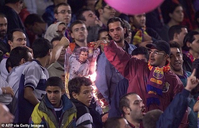 Los fanáticos de Barcelona habían quemado una imagen de Figo en las gradas durante su primer regreso al club