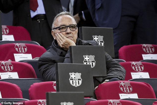 El ex presidente de Barcelona, Joan Gaspart, quien anteriormente etiquetó a Figo como el 'enemigo' del club, dijo que ignoraría completamente a la ex estrella a su regreso
