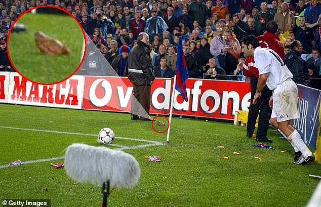 El objeto más tristemente famoso lanzado en Figo fue la cabeza de un cerdo, que se vio en el campo mientras iba a tomar un tiro de esquina