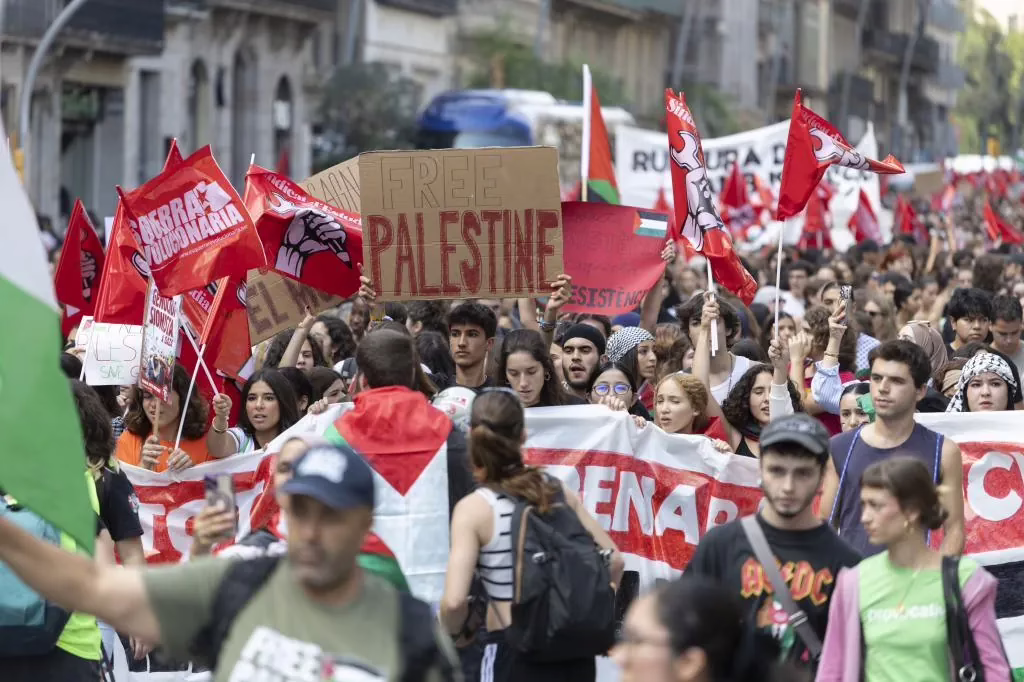 Últimas noticias sobre la flotilla de Gaza: Estudiantes en España protestan por la detención y exigen apoyo a Palestina y el fin de relaciones con Israel.