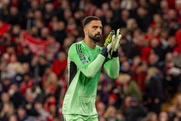 Liverpool, Inglaterra - Martes 23 de septiembre de 2025: el portero del Liverpool, Giorgi Mamardashvili, durante la tercera ronda de la Copa de la Liga de Fútbol entre el Liverpool FC y Southampton FC en Anfield. Liverpool ganó 2-1. (Foto de David Rawcliffe / Propaganda)
