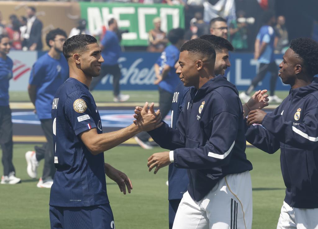 Mbappé y Achraf se saludan en la semifinal del Mundial de clubes.