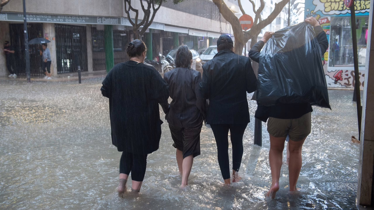 La AEMET declara alerta roja por lluvias intensas en Alicante y Murcia.