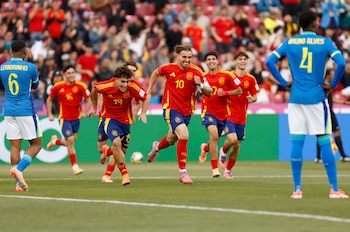 La selección española sub-20 celebrando