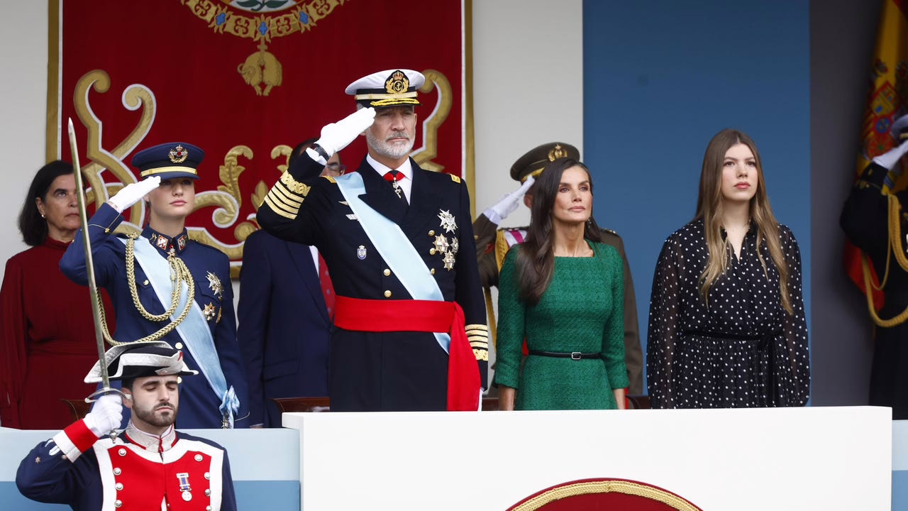 La Infanta Sofía debuta en la recepción del Palacio Real por la celebración de la Fiesta Nacional.